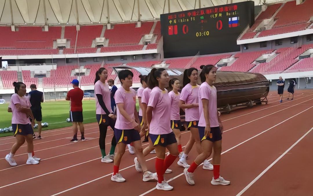 俄罗斯女足队迎战意大利，双方均展开攻势
