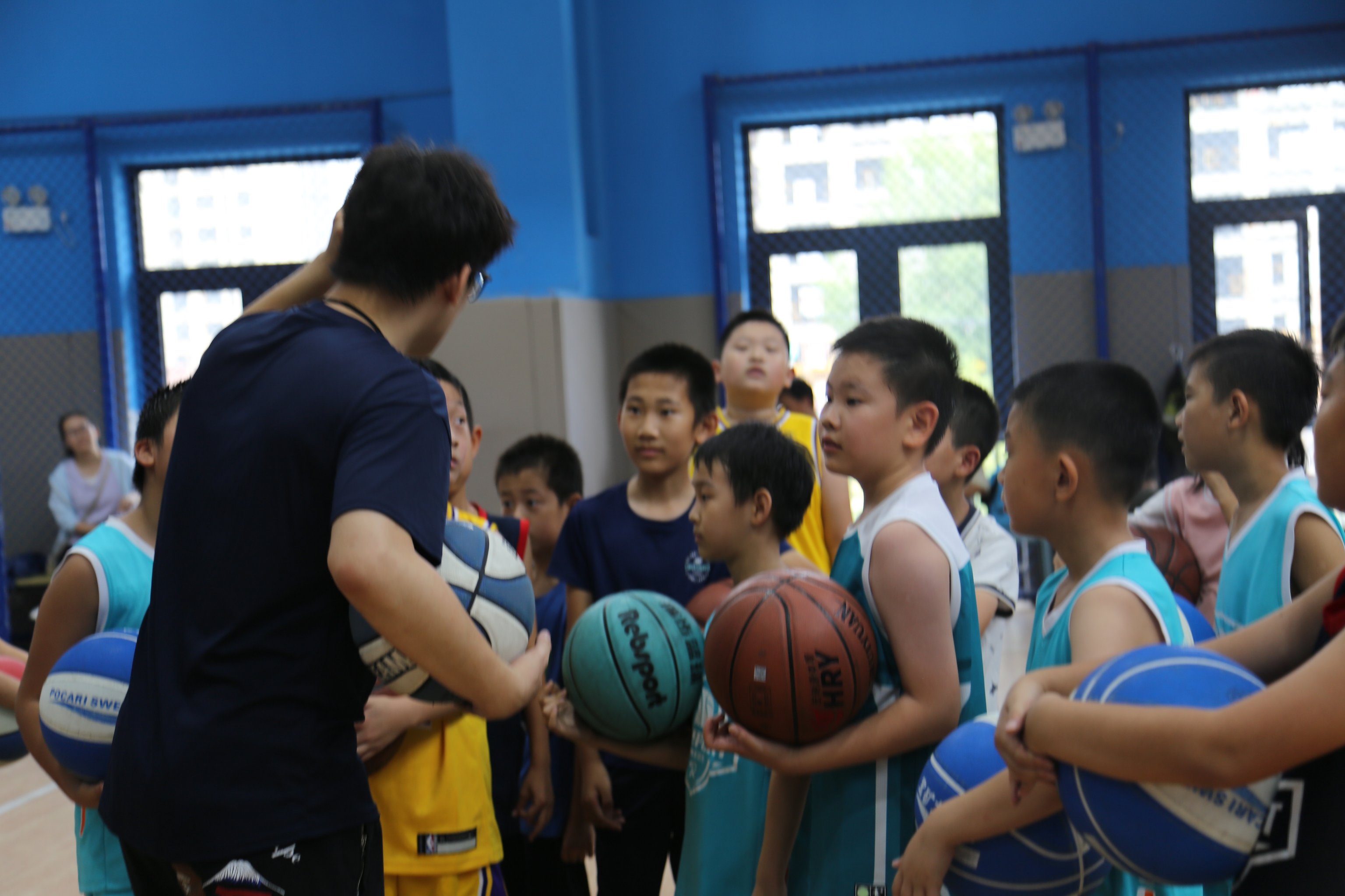 NBA球星参加公益活动，为儿童带来篮球快乐时光
