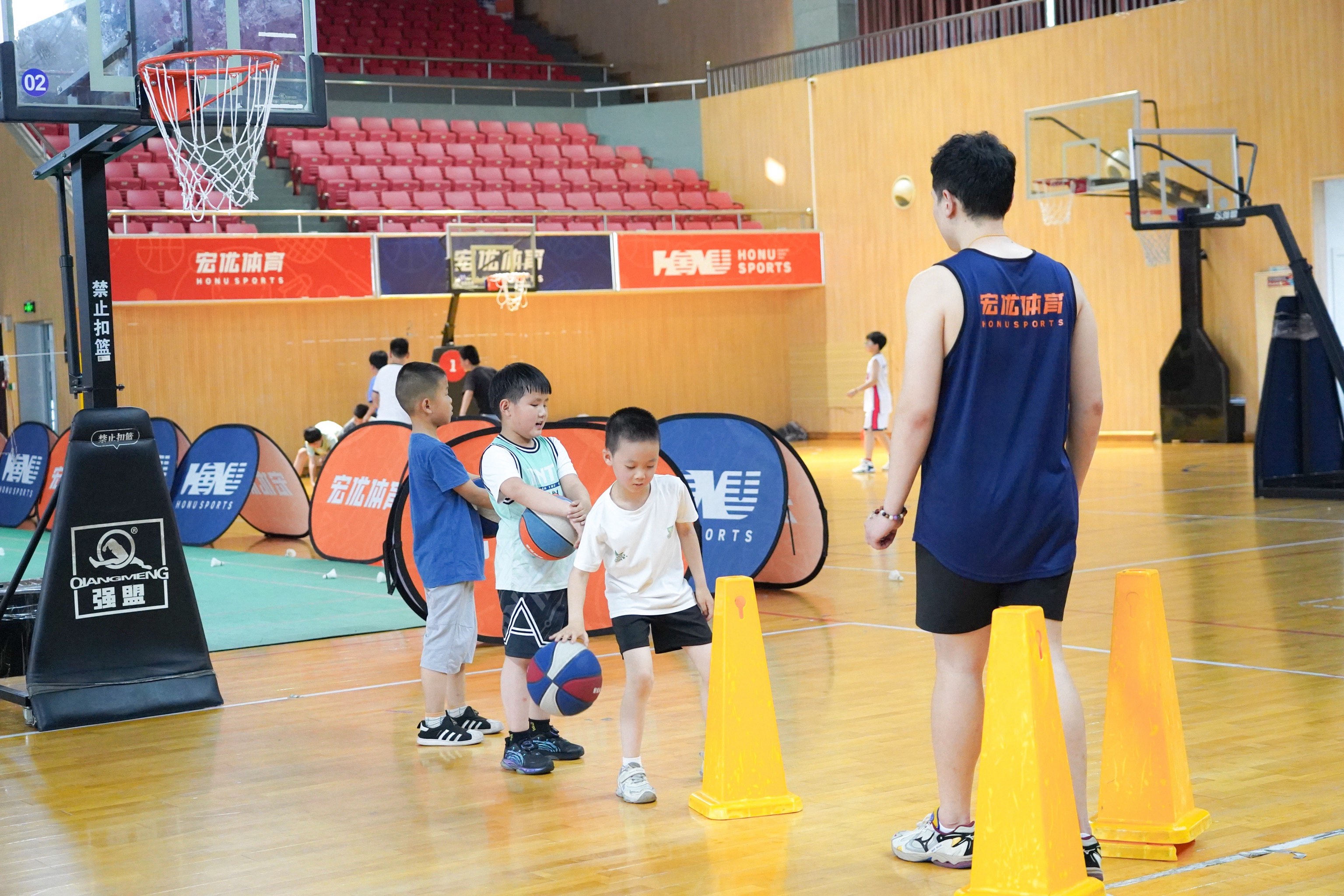NBA球星参加公益活动，为儿童带来篮球快乐时光