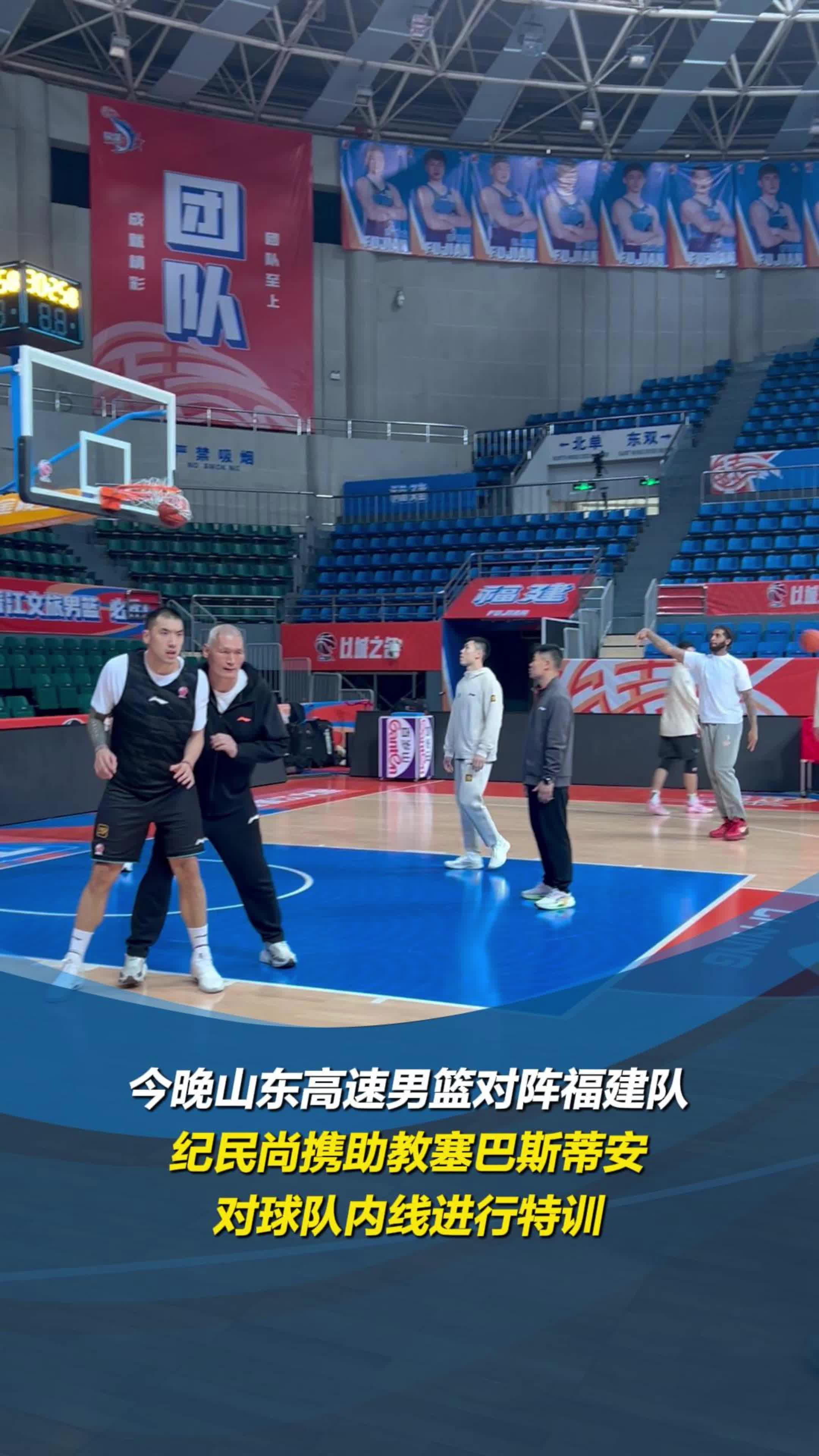 福建男篮在比赛中展现出色，实现连胜
