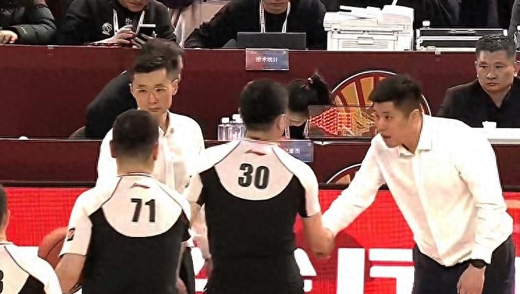 FB体育官网-篮球联赛再掀高潮，球队奋力拼搏