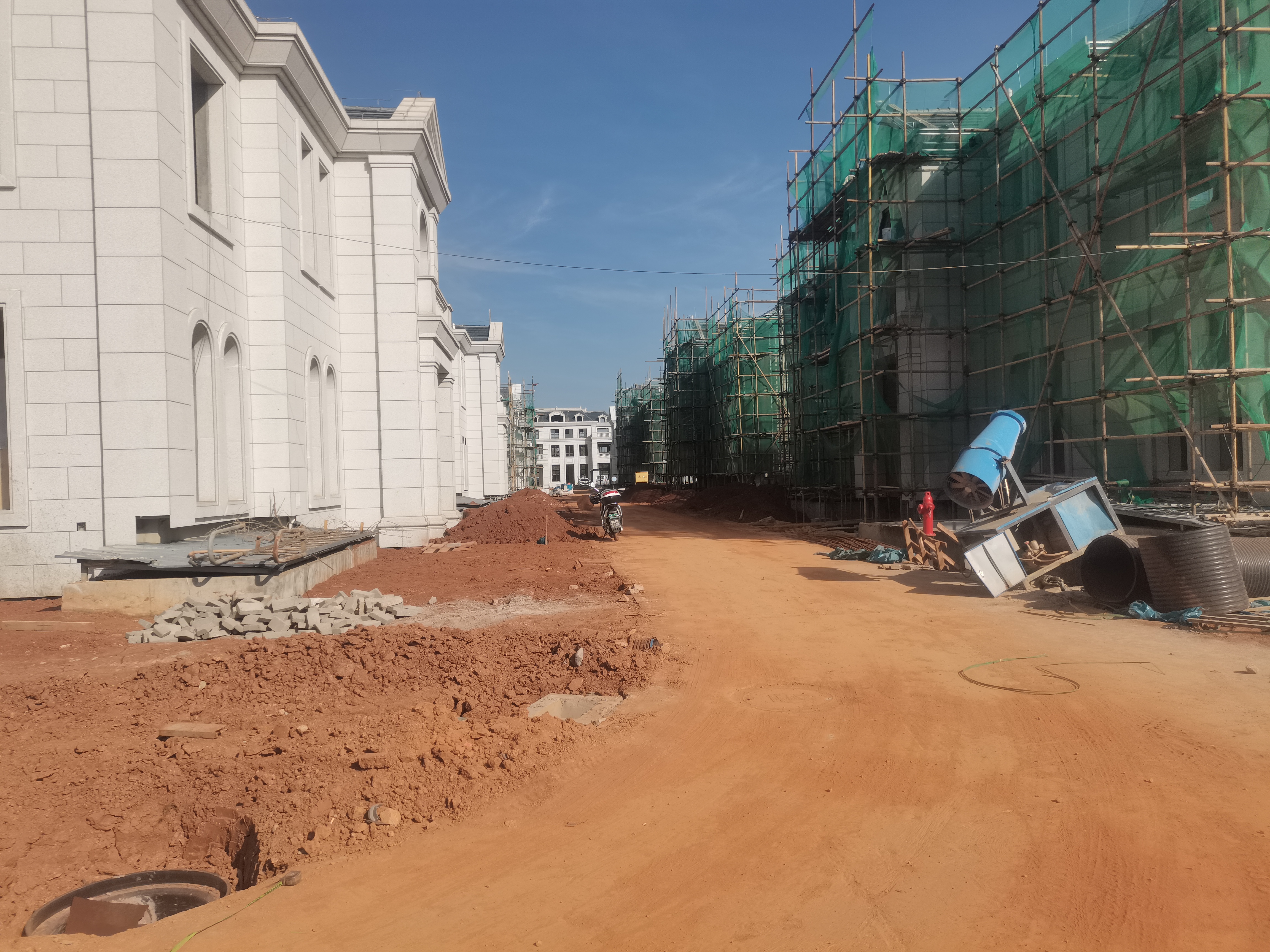 FB体育-库尔图亚馨栖投资建设现场施工繁忙