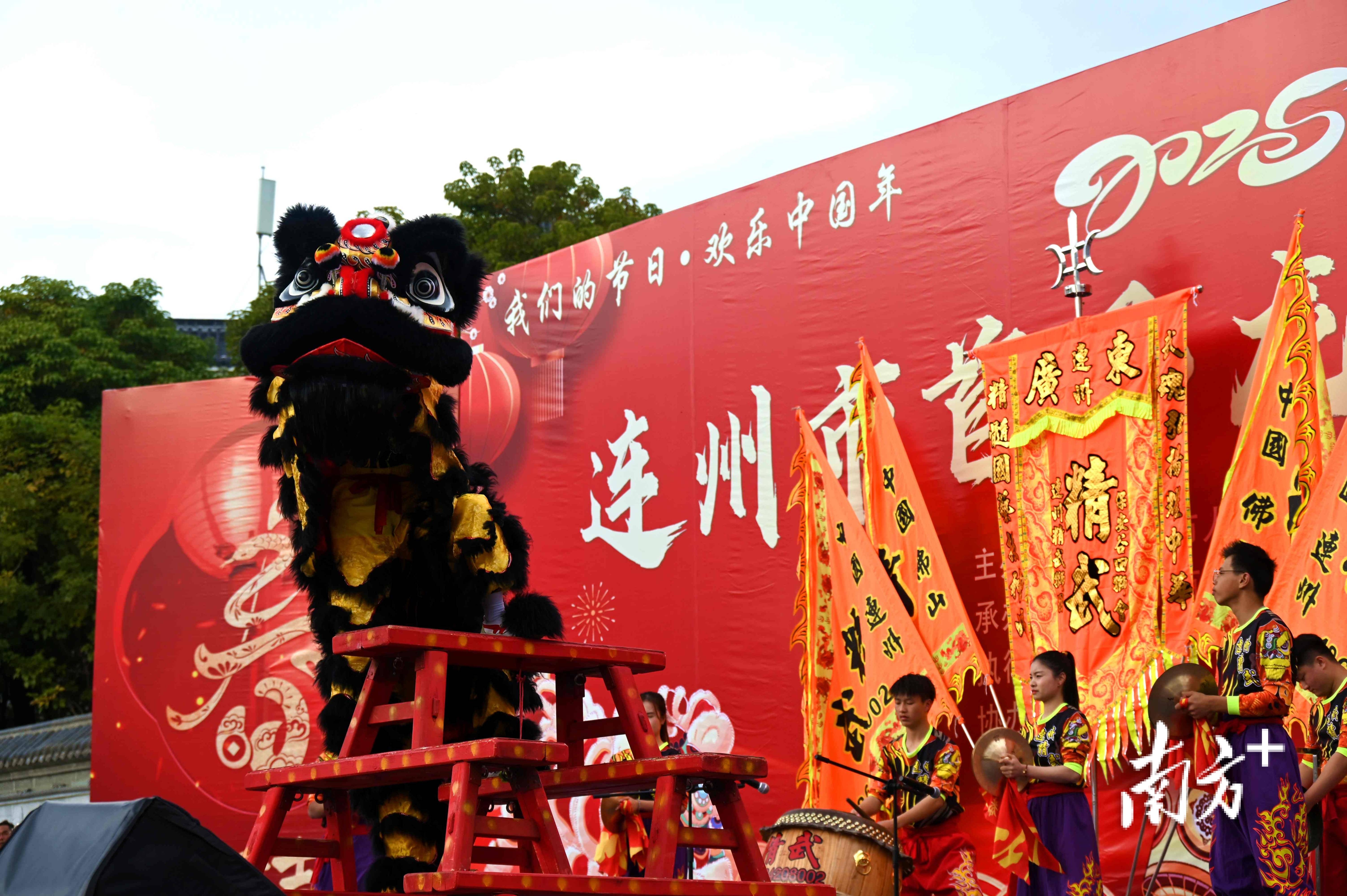 广东龙狮胜山东，全队誓夺胜利乐陶陶