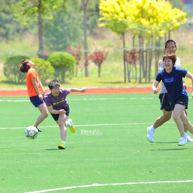 台前幕后，女子足球表现抢眼