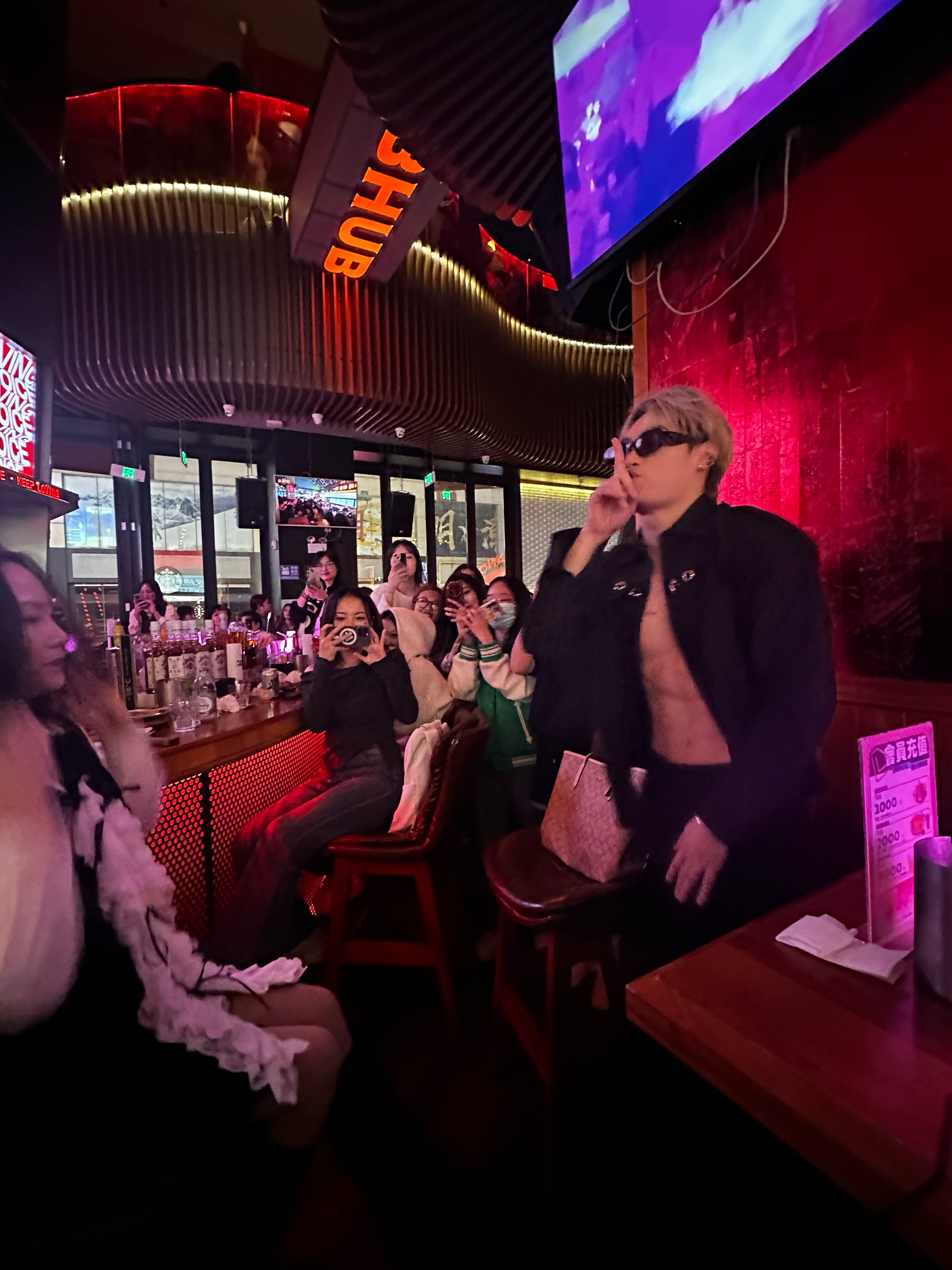 FB体育官网-热刺主教练深夜赴酒吧，引发风波